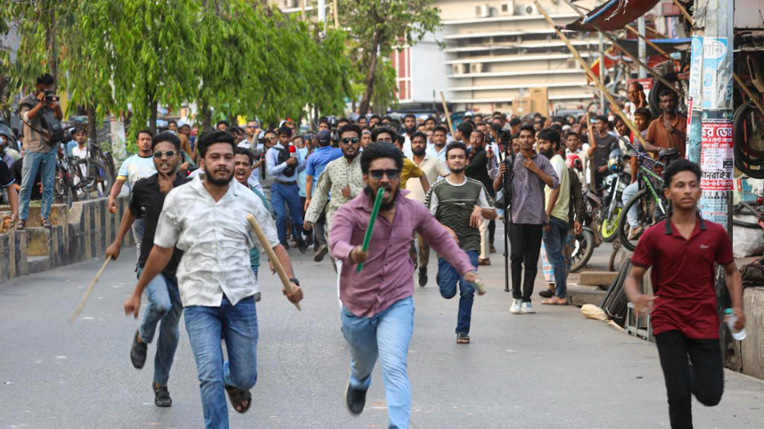  ‘গুপ্ত’ লেখা নিয়ে সংঘর্ষে জড়ান ছাত্রদল ও শিবিরের নেতাকর্মীরা। ছবি: স্টার