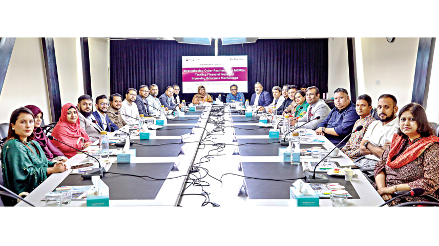 ওটিপি ও পাসওয়ার্ড শেয়ার করা এবং অসচেতনভাবে প্রতারকদের ফাঁদে পা দেওয়াকেই বড় সমস্যা বলছেন বিশেষজ্ঞরা