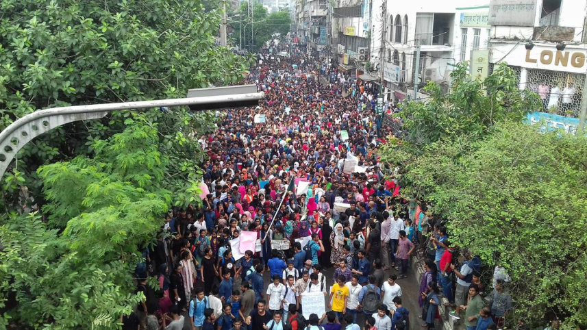 নিরাপদ সড়কের দাবি