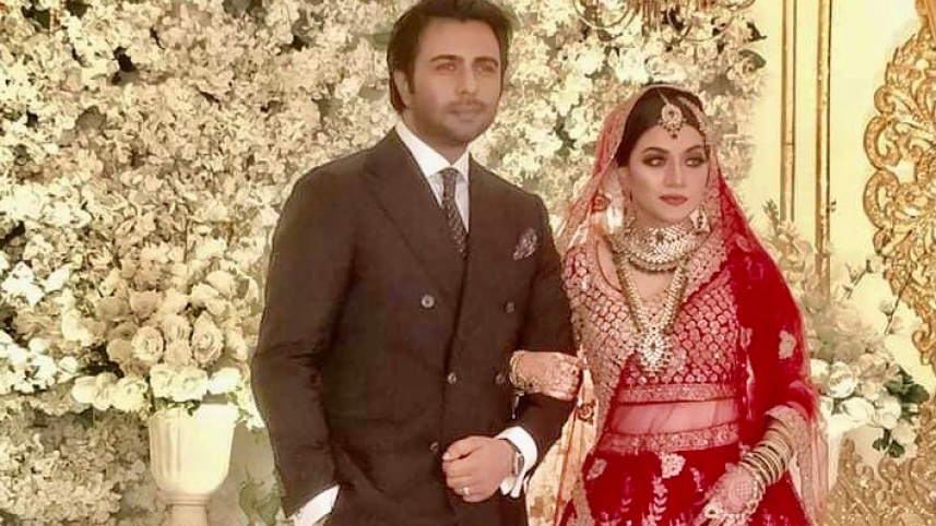 apurba_with_wife_2.jpg