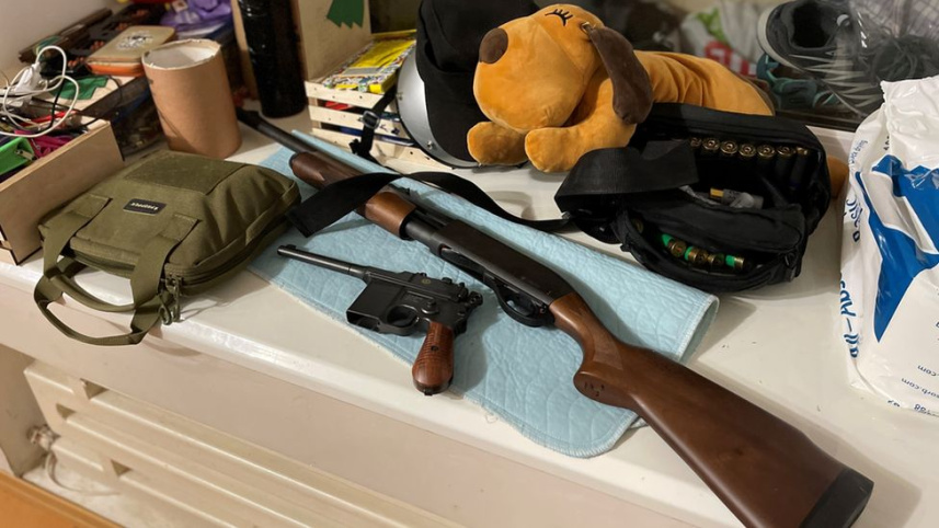 _123426318_gun.jpg