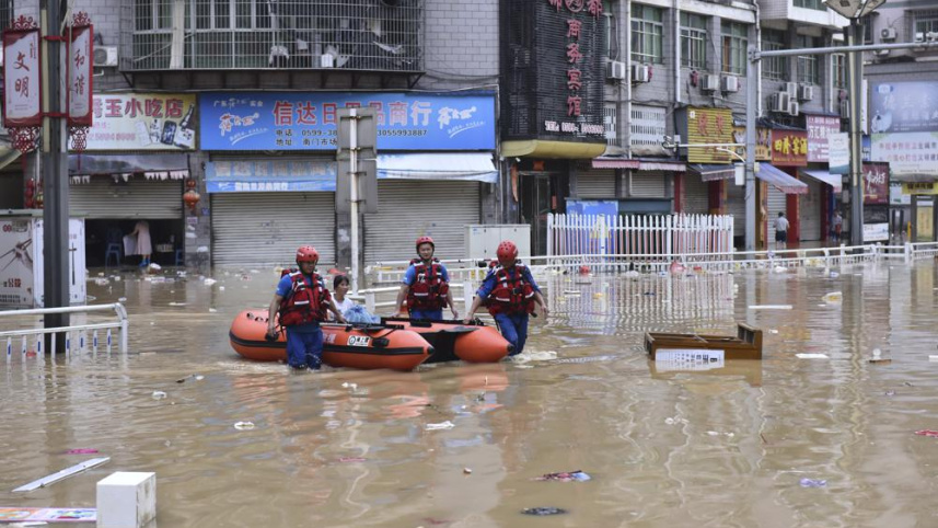 নৌকায় করে ডূবে যাওয়া বাড়ি থেকে উদ্ধার কার্যক্রম চলছে