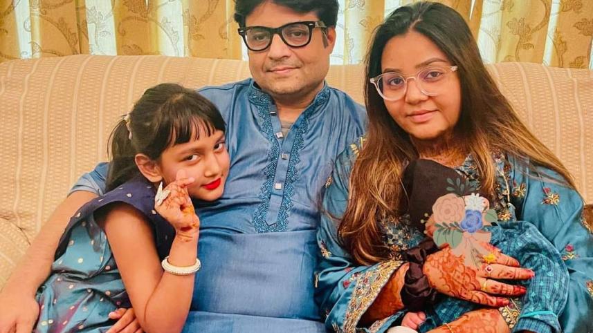 পরিবারের সঙ্গে প্রয়াত ড্রামার রুমি। ছবি: সংগৃহীত