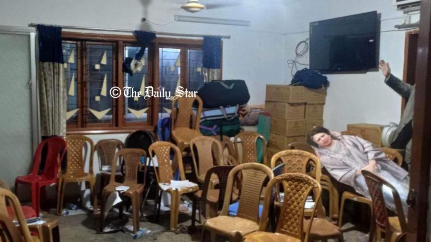 পুলিশের অভিযানের পর বিএনপি কার্যালয়