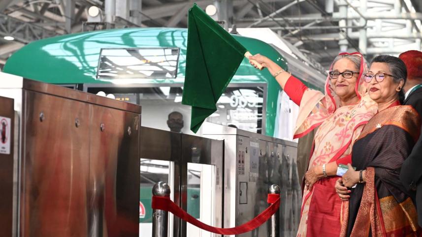 pm_flag_off_metro_rail.jpg