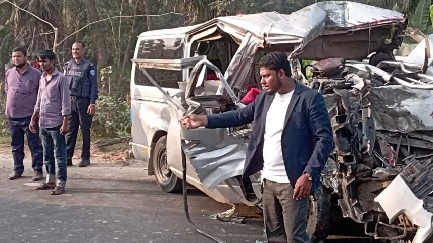বরযাত্রীবাহী গাড়িতে বাসের ধাক্কায় শিশু নিহত, আহত ১১