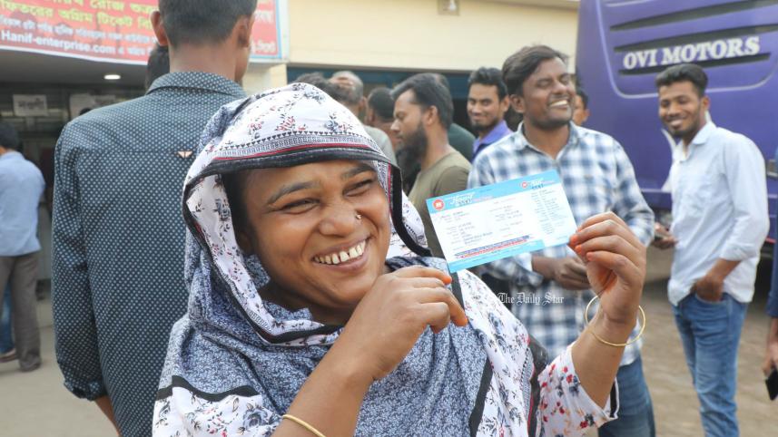 বাসের অগ্রিম টিকিট বিক্রি শুরু, চাপ তুলনামূলক কম
