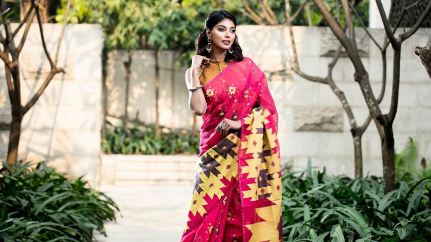ঈদে কিনতে পারেন মণিপুরি শাড়ি 