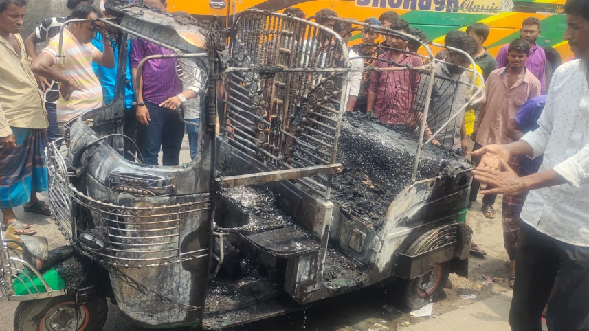 গ্যাস সিলিন্ডার লিকেজ থেকে অটোরিকশায় আগুন, দগ্ধ ৫