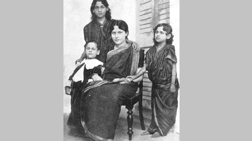 bhaai_rthiindrnaath_bon_miiraa_o_raanukaar_sngge_maadhuriiltaa_.jpg
