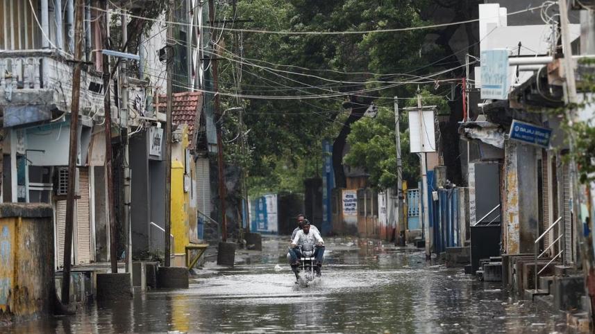 গুজরাটে ভারী বৃষ্টিপাতের কারণে বন্যা দেখা দিয়েছে। ছবি: রয়টার্স