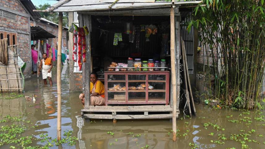 আসামের ভয়াবহ বন্যায় ৪ লাখের বেশি মানুষ পানিবন্দি। ছবি: এএফপি