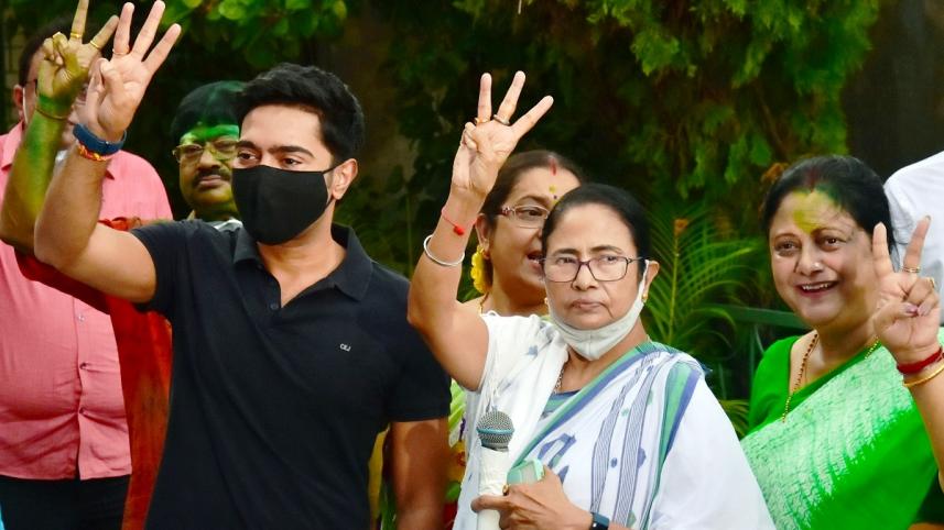 বিজয় চিহ্ন দেখাচ্ছেন পশ্চিমবঙ্গের মূখ্যমন্ত্রী মমতা বন্দ্যোপাধ্যায়। ছবি: স্টেটসম্যান 