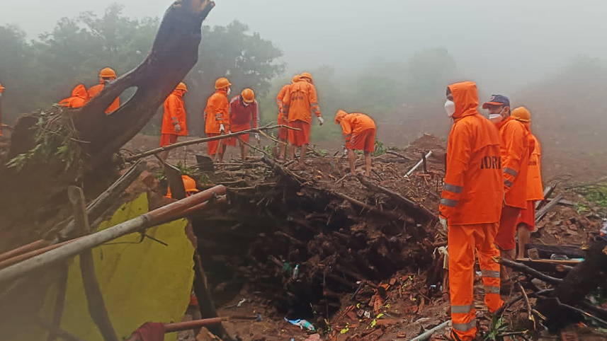 মহারাষ্ট্রের ইরশালওয়াদি গ্রামে ভূমিধসের পর উদ্ধারকর্মীরা কাজ করছেন। ছবি: এএফপি