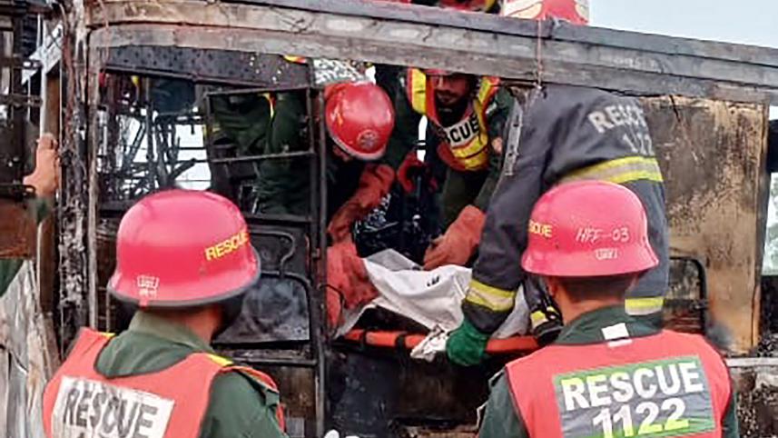 পাকিস্তানে দুর্ঘটনা কবলিত বাস থেকে এক নিহত যাত্রীর মরদেহ বের করছেন উদ্ধারকর্মীরা। ছবি: এএফপি
