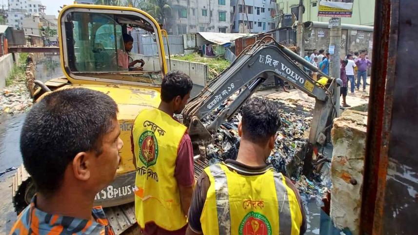 ১৯ ঘণ্টায় সন্ধান মেলেনি ড্রেনে পড়ে নিখোঁজ ১০ বছরের শিশু আলিফের