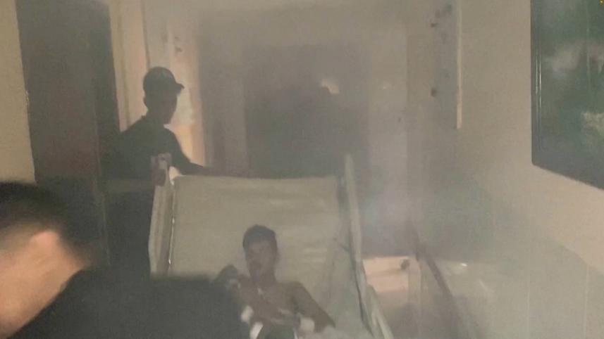 আল-শিফা হাসপাতালে ইসরায়েলের হামলা চলার সময় রোগীদের নিরাপদ জায়গায় সরিয়ে নেওয়ার চেষ্টা করছেন স্বাস্থ্যকর্মীরা। ছবি: রয়টার্স