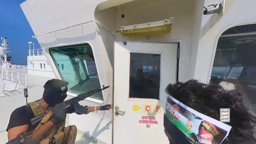গত ২০ নভেম্বর লোহিত সাগরে গ্যালাক্সি লিডার কার্গো জাহাজ আটক করে হুতি বিদ্রোহিরা। ফাইল ছবি: রয়টার্স