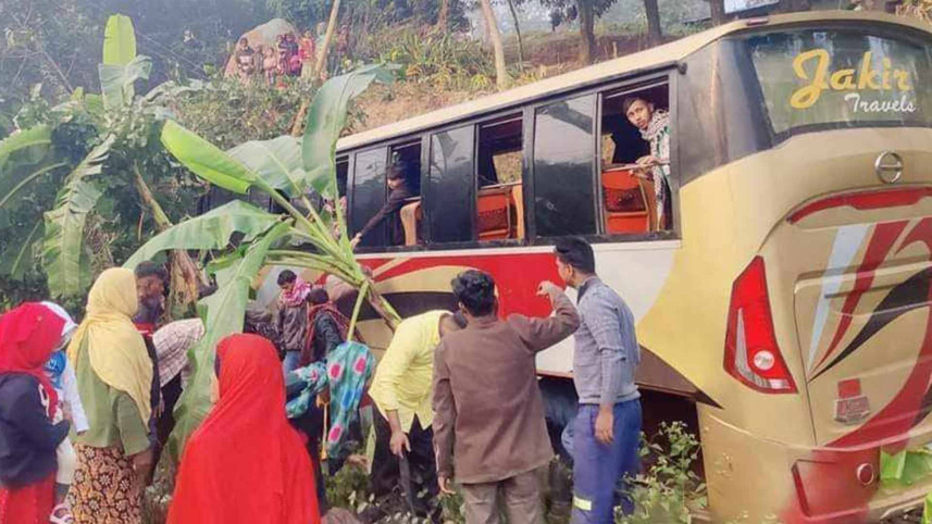 কক্সবাজারে পিকনিক বাস ও পিকআপ ভ্যানের সংঘর্ষে নিহত ৪