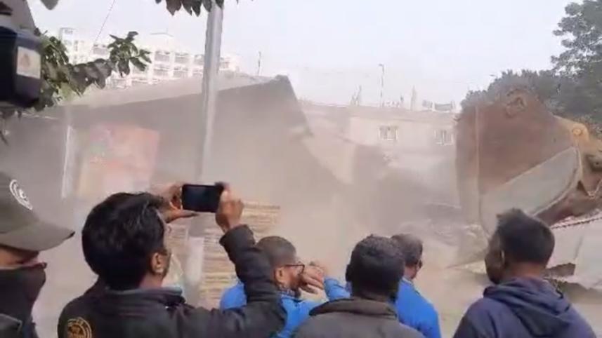 পুলিশের সঙ্গে সংঘর্ষ