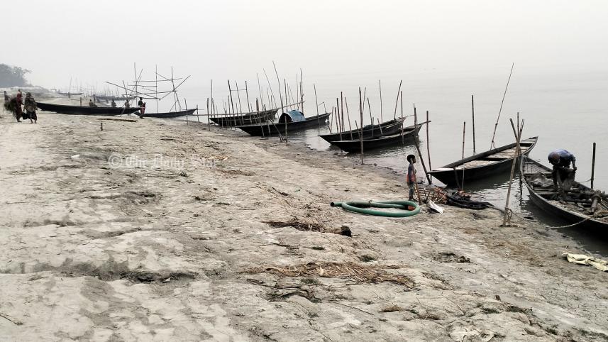 ‘নৌকায় উঠলে পুলিশে দাবড়ায়, জাল বাওয়া বাদ দিয়্যা বইসা রইছি’