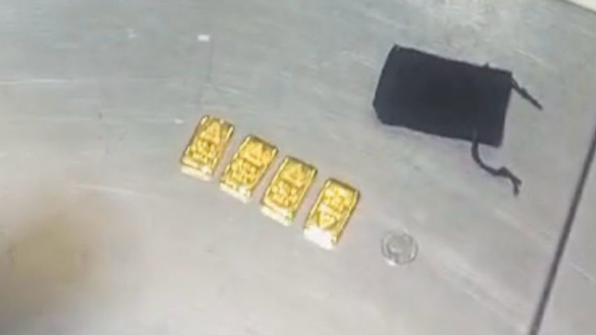 স্বর্ণের বারসহ আটক