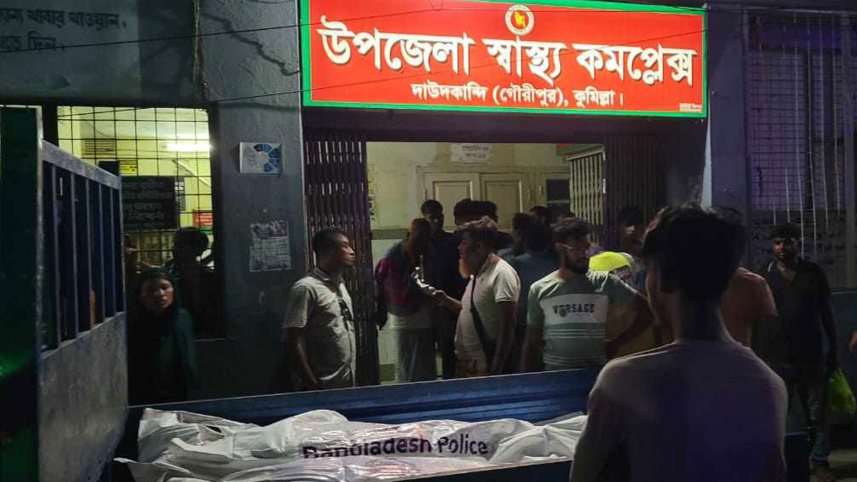 দাউদকান্দিতে বাসচাপায় ২ শিশুসহ নিহত ৪