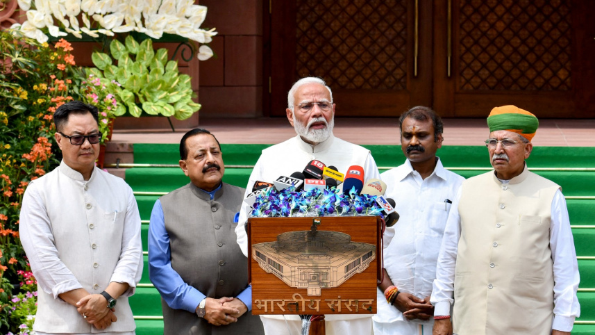 ভারতের সংসদ ভবনের বাইরে দাঁড়িয়ে লোকসভার প্রথম অধিবেশনের উদ্বোধন করেন। ছবি: এএফপি