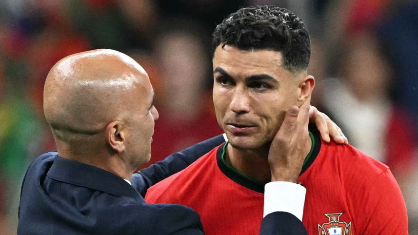  Cristiano Ronaldo (R) celebrates with Portugal's head coach Roberto Martinez