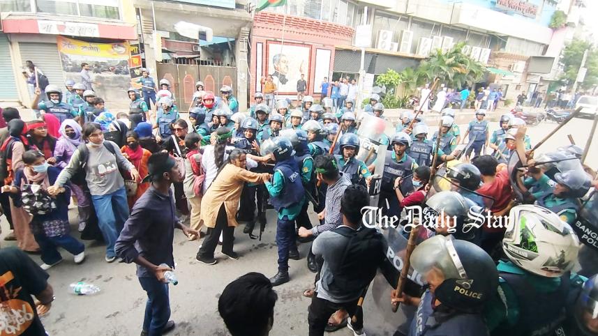 খুলনায় বিক্ষোভকারীদের পুলিশের বাধা
