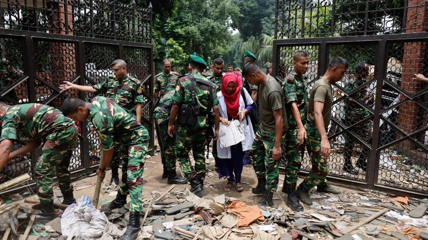 গণভবনের ফটক পরিষ্কার করছেন সেনাবাহিনীর সদস্যরা। ছবি: রয়টার্স