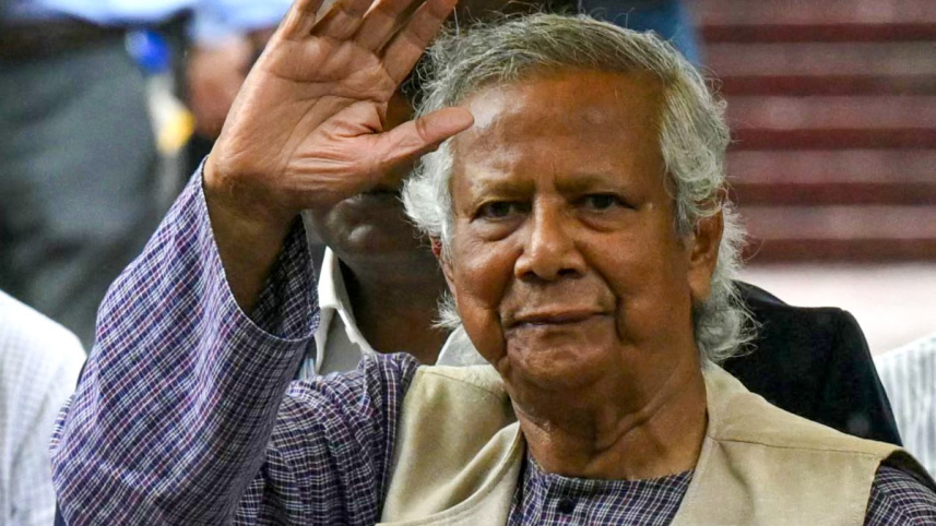 আজ সকালে জাতীয় স্মৃতিসৌধে মুক্তিযুদ্ধে শহীদদের প্রতি ড. ইউনূস শ্রদ্ধা জানান। ছবি: এএফপি (৯ আগস্ট, ২০২৪) 