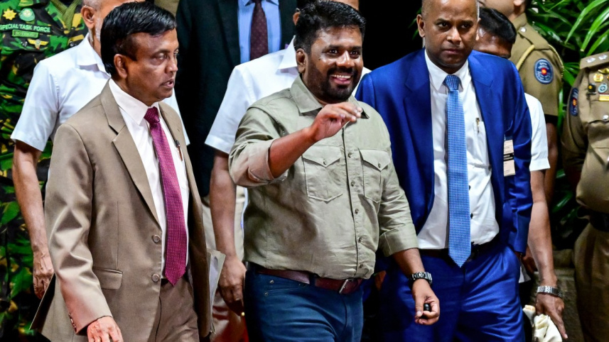 জয়ী হওয়ার পর নির্বাচন কমিশনের অফিস থেকে বের হয়ে আসছেন দিশানায়েকে। ছবি: এএফপি