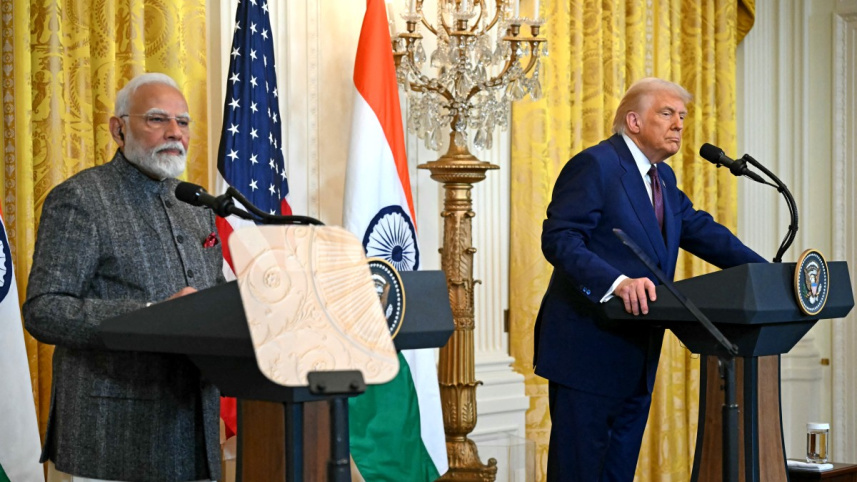 গণমাধ্যমের প্রশ্নের জবাব দিচ্ছেন ট্রাম্প ও মোদি। ছবি: এএফপি