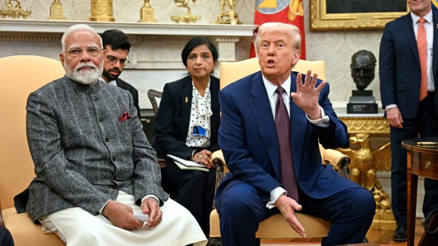 সাংবাদিকদের সঙ্গে কথা বলছেন ট্রাম্প-মোদি। ছবি: এএফপি