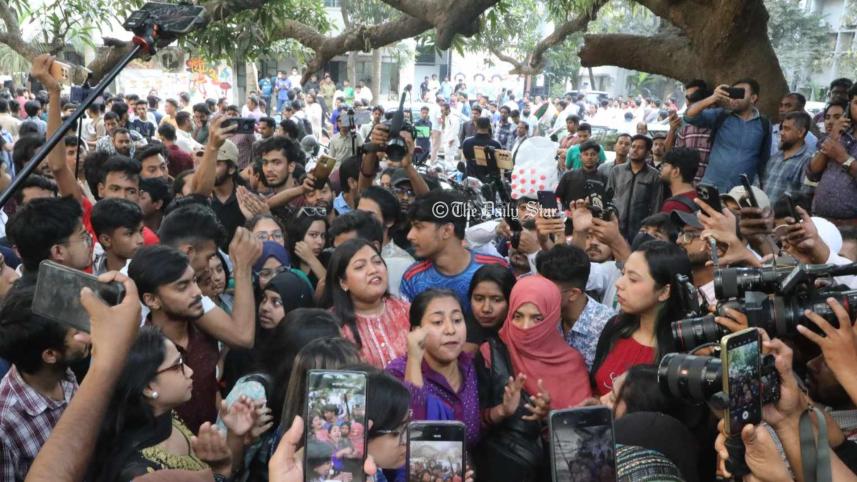 নতুন ছাত্র সংগঠন আত্মপ্রকাশের আগে ঢাবিতে বেসরকারি বিশ্ববিদ্যালয় শিক্ষার্থীদের বিক্ষোভ