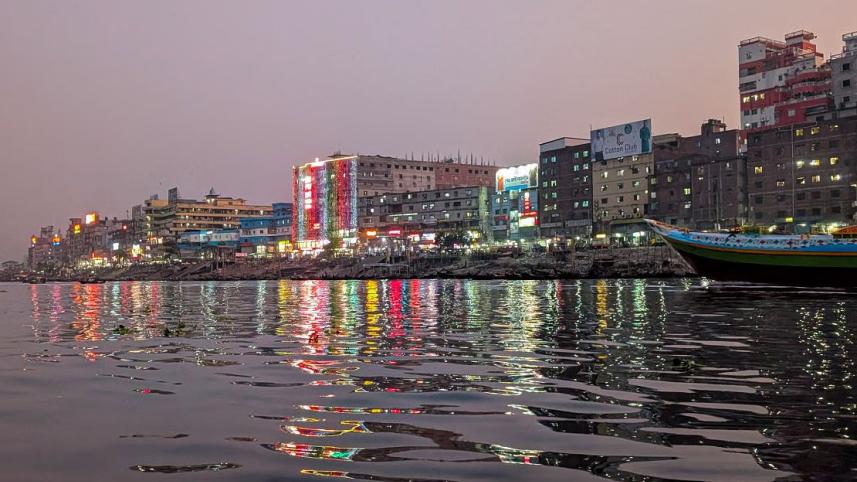বুড়িগঙ্গায় ইফতার