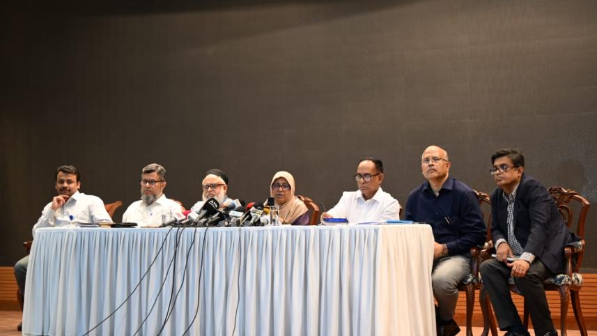 ফরেন সার্ভিস অ্যাকাডেমিতে এক সংবাদ সম্মেলনে স্বাস্থ্য ও পরিবার কল্যাণ উপদেষ্টা নূরজাহান বেগমসহ অন্যান্যরা। ছবি: সংগৃহীত