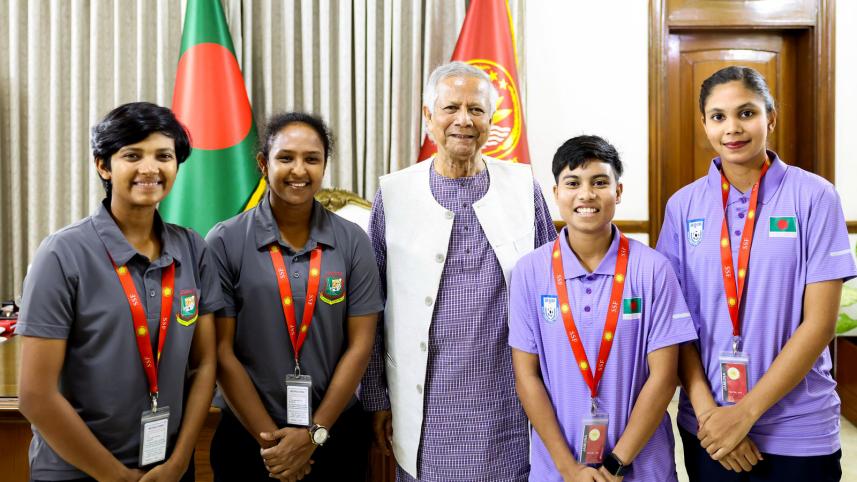 প্রধান উপদেষ্টার সঙ্গে চার নারী ক্রীড়াবিদ।প্রধান উপদেষ্টার কার্যালয়ের প্রেস উইং
