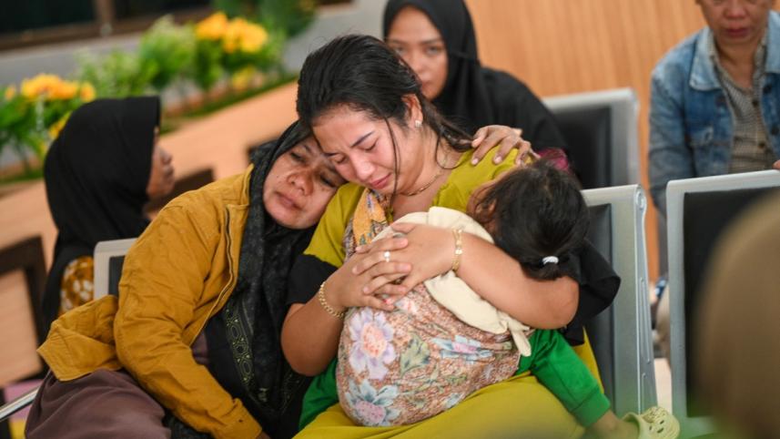 বালিতে ফেরিডুবির পর উদ্বিগ্ন আত্মীয় পরিজনের আহাজারি। ছবি: এএফপি