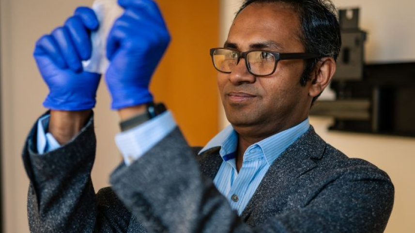 maksud-rahman-with-bioplastic-newsroom.jpg