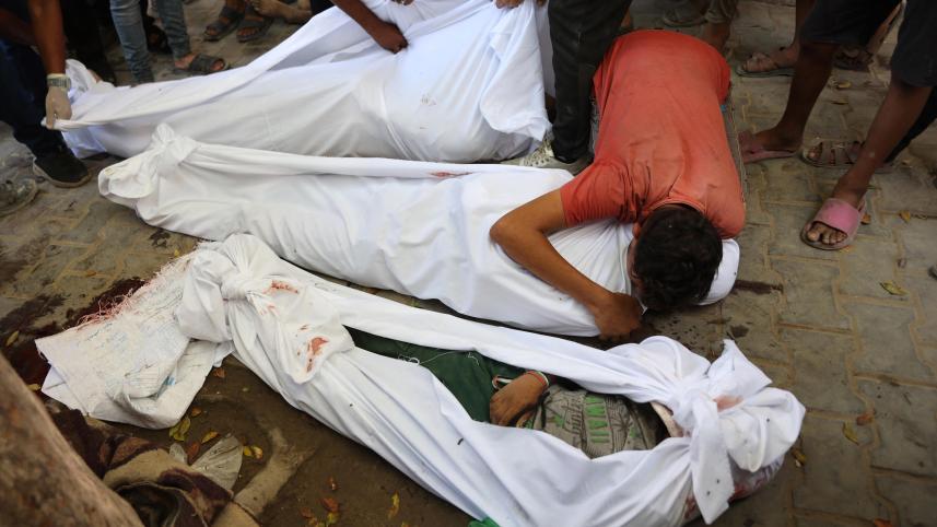 খাবার সংগ্রহ করতে যেয়ে নিহত ফিলিস্তিনিদের মরদেহ। ছবি: এএফপি