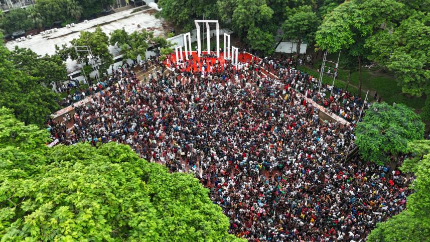 ২০২৪ সালের ৩ আগস্ট তোলা এই ছবি আমাদেরকে দেখাচ্ছে কীভাবে কেন্দ্রীয় শহীদ মিনার জুলাই গণঅভ্যুত্থানকে অনুপ্রেরণা জুগিয়েছে। তা সত্ত্বেও, জুলাই ঘোষণাপত্রে ভাষা আন্দোলনের ঠাঁই মেলেনি। ফাইল ছবি: নাঈমুর রহমান 