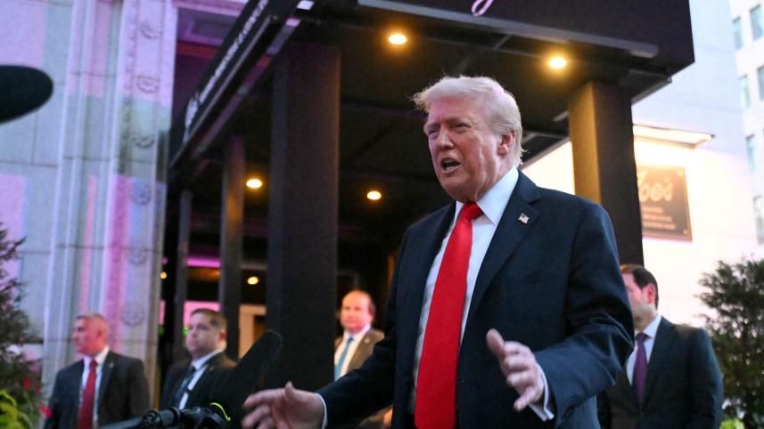 জো’স সী ফুড, প্রাইম স্টেক অ্যান্ড স্টোন ক্র্যাব রেস্তোরাঁর ফটকের সামনে দাঁড়িয়ে বক্তব্য দেন ট্রাম্প। ছবি: এএফপি