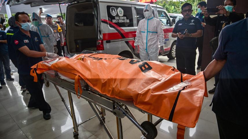 ইন্দোনেশিয়ার মাদ্রাসা বোর্ডিং স্কুলে দুর্ঘটনায় মৃত এক শিক্ষার্থীর মরদেহ বের করে আনা হচ্ছে। ছবি: এএফপি