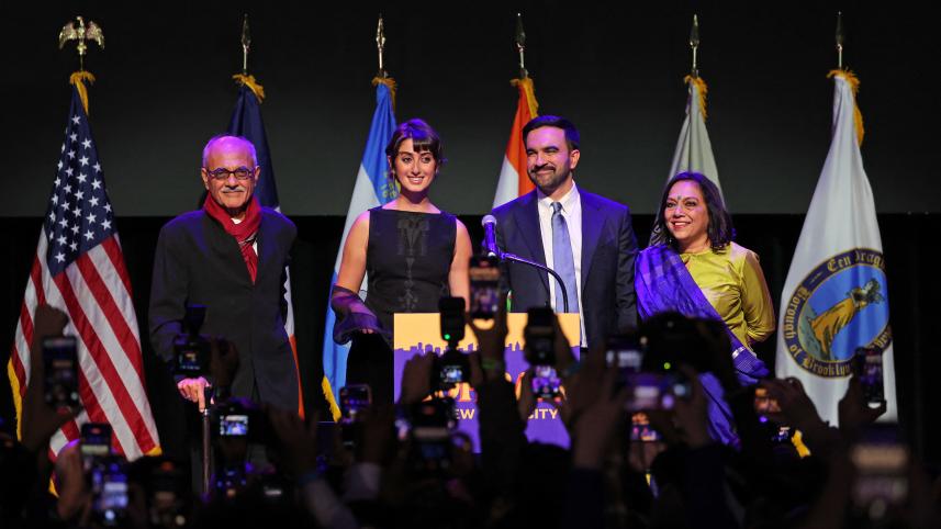 afp_20251105_83388f2_v2_highres_newyorkcitymayoralcandidatezohranmamdaniholdsel.jpg