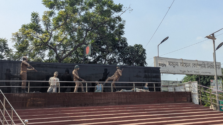 the_memorial_built_in_fatullah_in_memory_of_the_martyrs_of_the_hariharpara_massacre.jpg