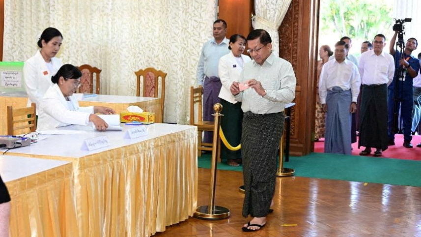 ২৮ ডিসেম্বর নেপিদোর একটি কেন্দ্রে ভোট দেন সেনাপ্রধান মিন অং হ্লাইং। ছবি: এএফপি