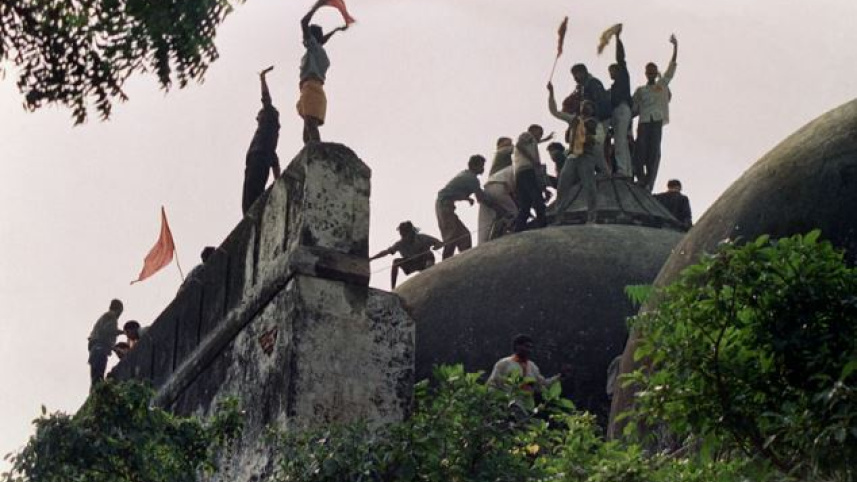 বাবরি মসজিদের ওপর চড়াও হয়েছে ভারতীয় তরুণরা। ফাইল ছবি: এএফপি