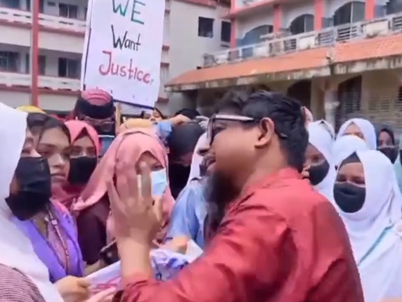 শিক্ষার্থীদের আন্দোলন বন্ধের আহ্বান জানান বদলি হওয়া শিক্ষক মোহাম্মদ মহসীন। ছবি: ভিডিও থেকে নেওয়া